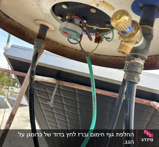 חלקים תחתונים של דוד שמש עם צינורות וחיבורים
